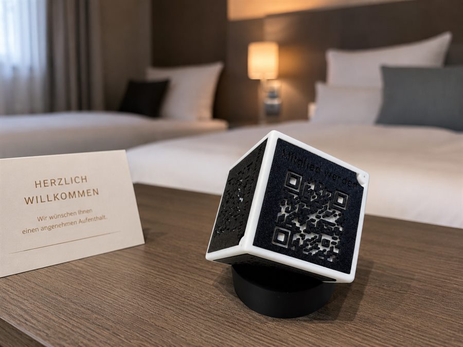 DRubiX-Cube auf einem Tisch in einem Hotelzimmer